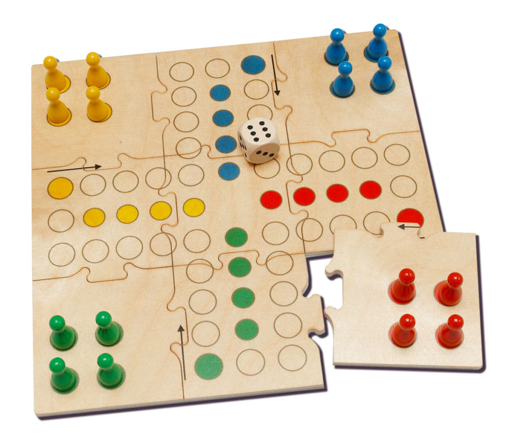 Ludo (Non ti arrabbiare), gioco da tavola per 2, 3 o 4 giocatori .Parchisi  legno